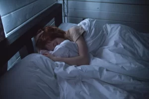 طريقة النوم الصحيحة وهل 8 ساعات نوم كافية 